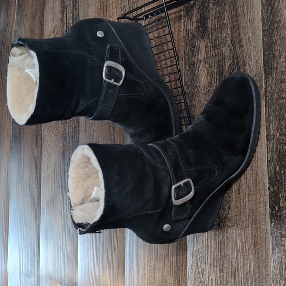 UGG Gissella Black Suede Wedge Ankle Boots Shearling Lined Leather Size 8.0 - Picture 1 of 11